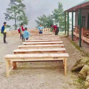 Banchi di Scuola Mani per il Nepal