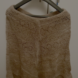 Poncho in fibra d`ortica lavorata a maglia, diverse trame